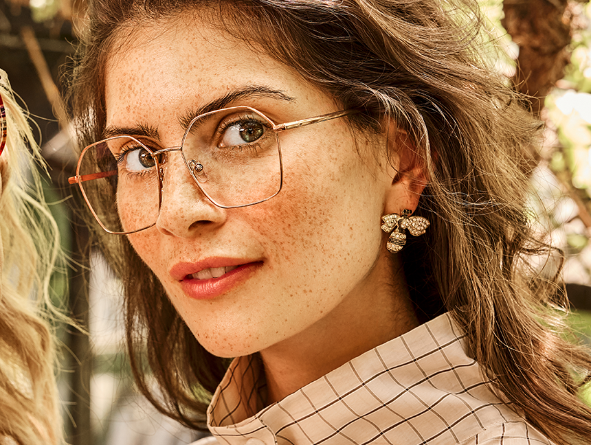 Übergroße Brillen in Pastelltönen